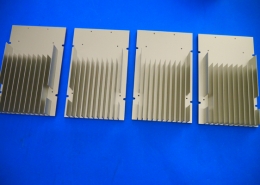 100 zestawów precyzyjnych radiatorów z aluminium 6061 obrabianych CNC w Wielkiej Brytanii